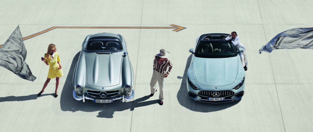 Mercedes-Benz 300 SL de collection et nouveau SL cabriolet côte à côte