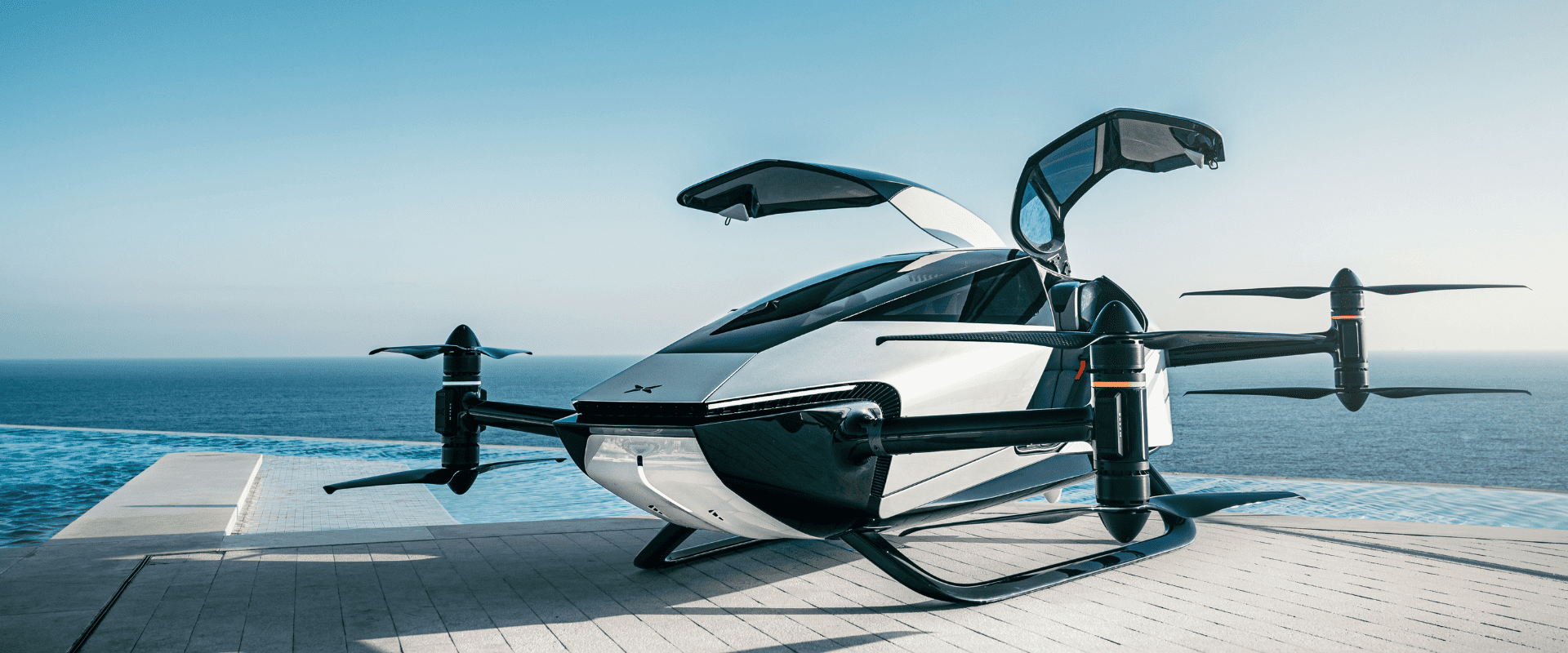 Drone volant XPENG X2 posé sur une plateforme d'atterrissage en bord de mer