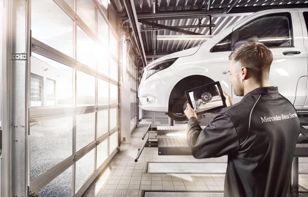 Technicien Mercedes-Benz inspectant un utilitaire en atelier