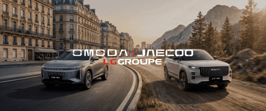 Image présentant une Omoda ainsi qu'une Jaecoo roulant sur la route.
