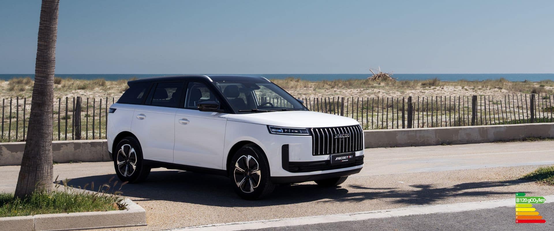 SUV JAECOO 7 blanc en bord de mer