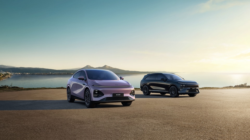 SUV électriques XPENG au bord d'un lac