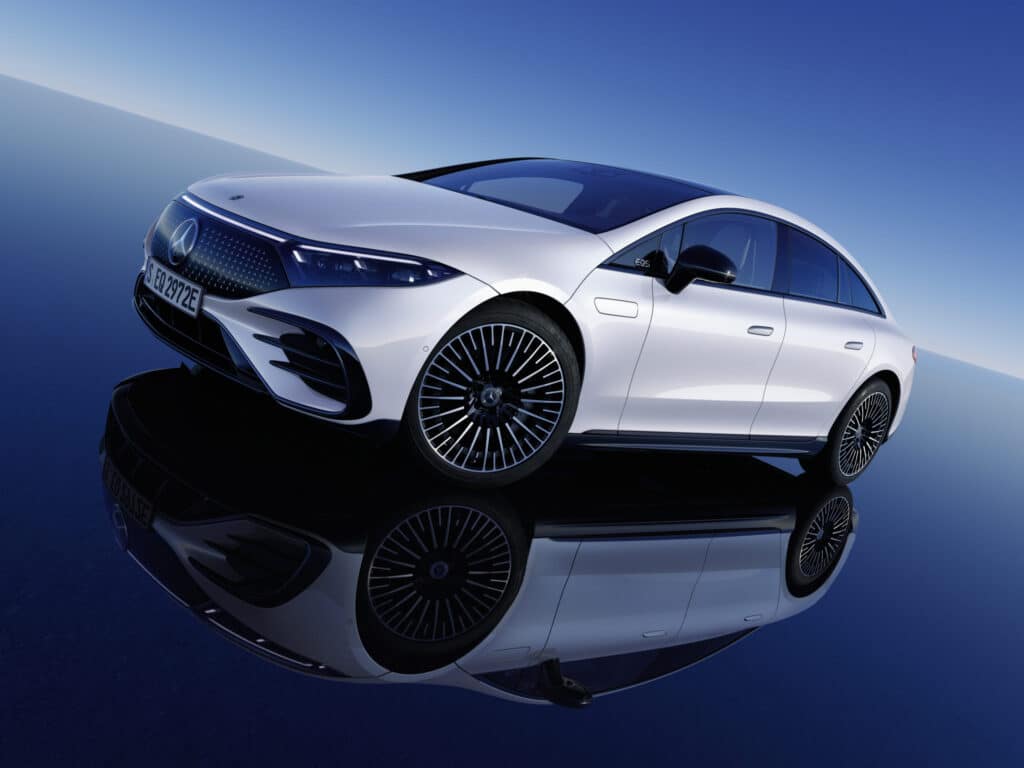 Mercedes-Benz EQS argentée, berline électrique sur fond bleu