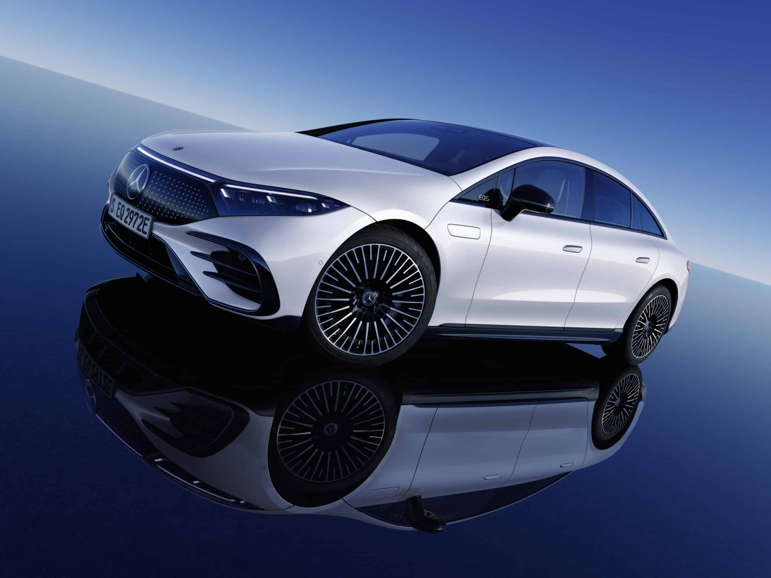 Mercedes-Benz EQS argentée, berline électrique sur fond bleu