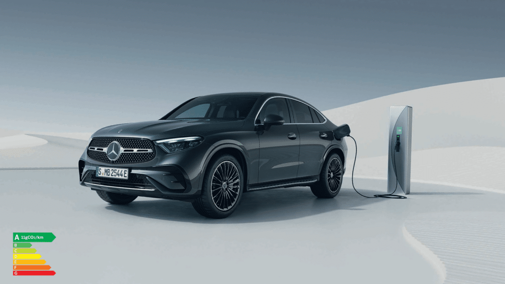 Mercedes-Benz GLC Coupé hybride rechargeable en charge avec étiquettes énergétiques