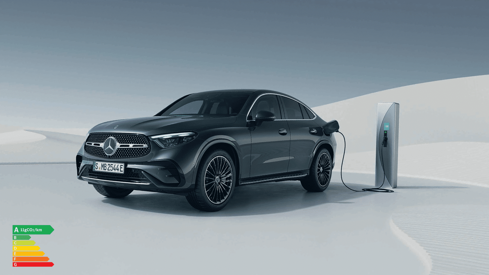 Mercedes-Benz GLC Coupé hybride rechargeable en charge avec étiquettes énergétiques