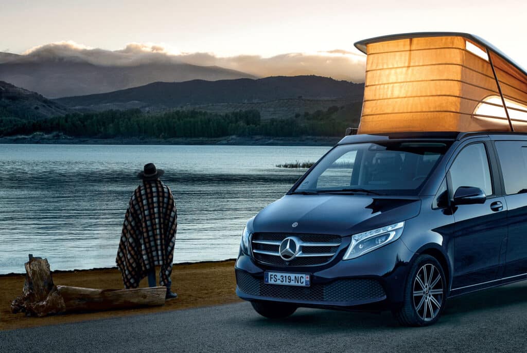 Mercedes-Benz Marco Polo avec toit relevé au bord d'un lac
