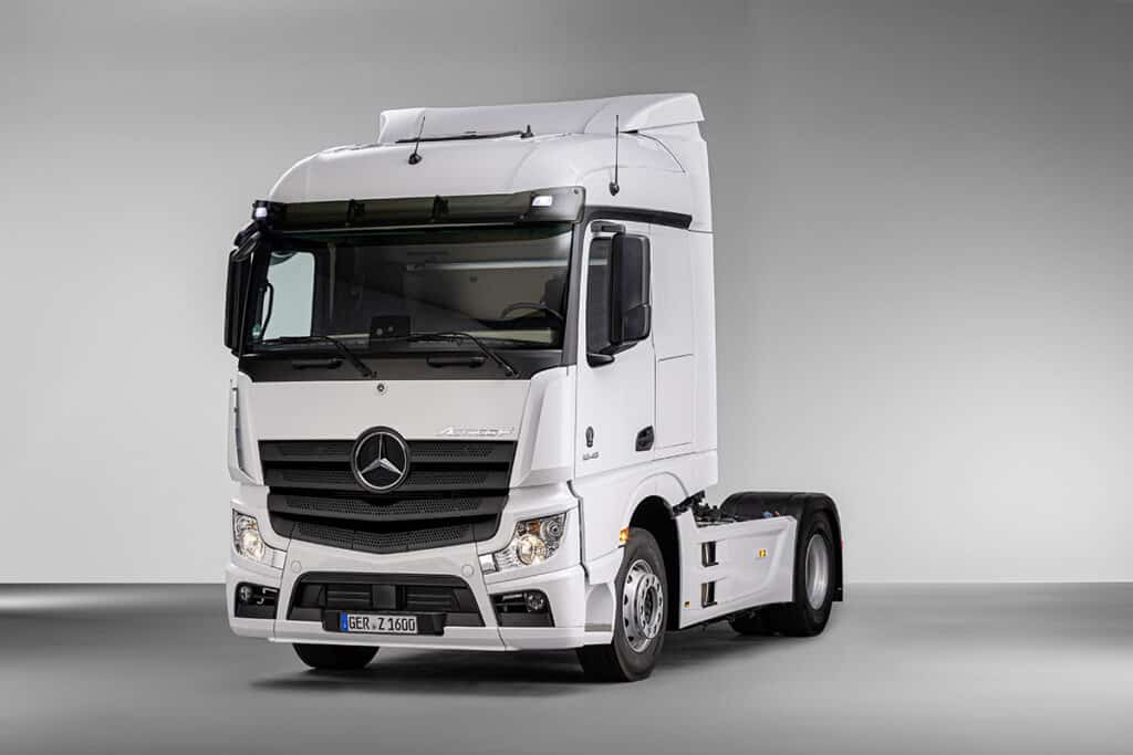 Camion tracteur Mercedes-Benz Actros blanc en studio