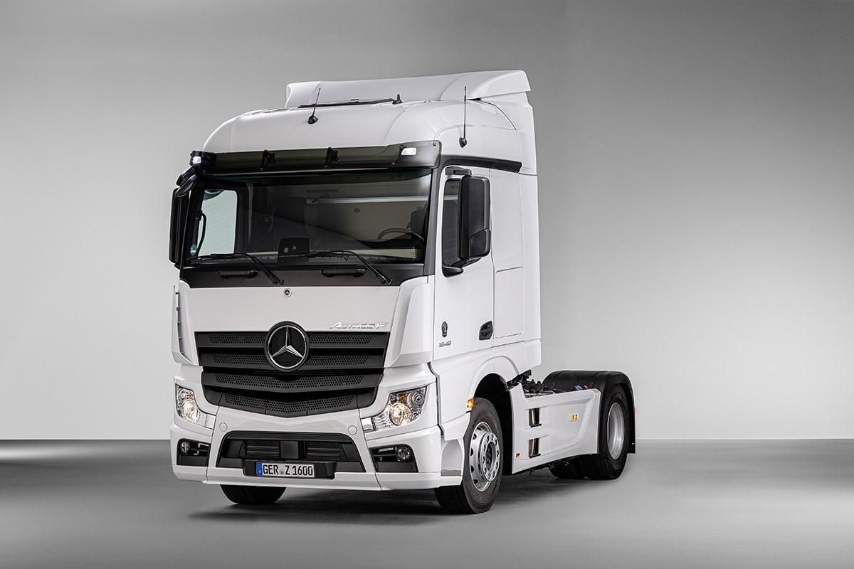 Camion tracteur Mercedes-Benz Actros blanc en studio