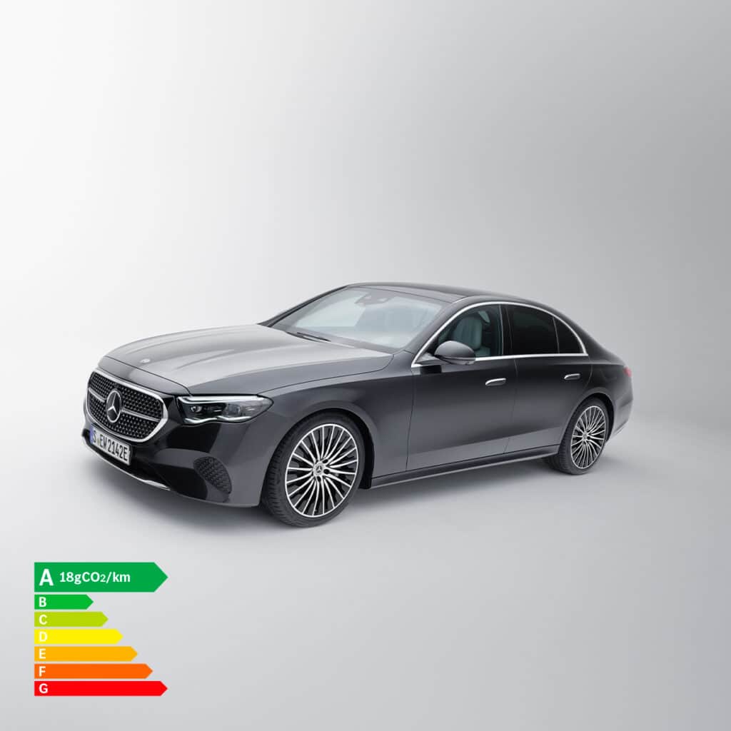 Mercedes-Benz Classe E berline grise en studio avec étiquette énergétique