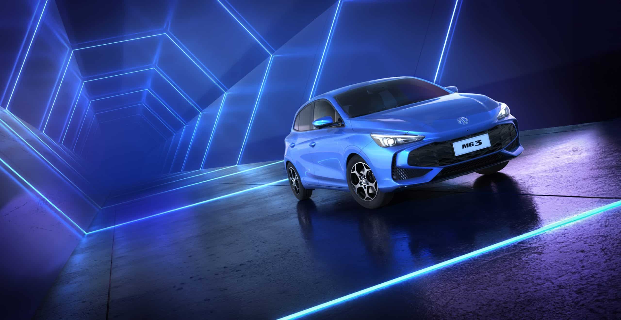 MG3 bleue sous néons — citadine hybride MG Motor