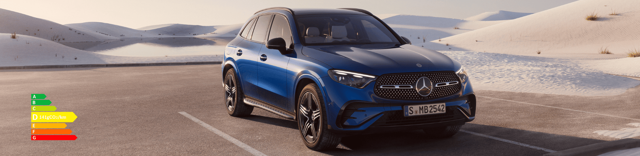 Mercedes-Benz GLC bleu avec étiquette énergétique