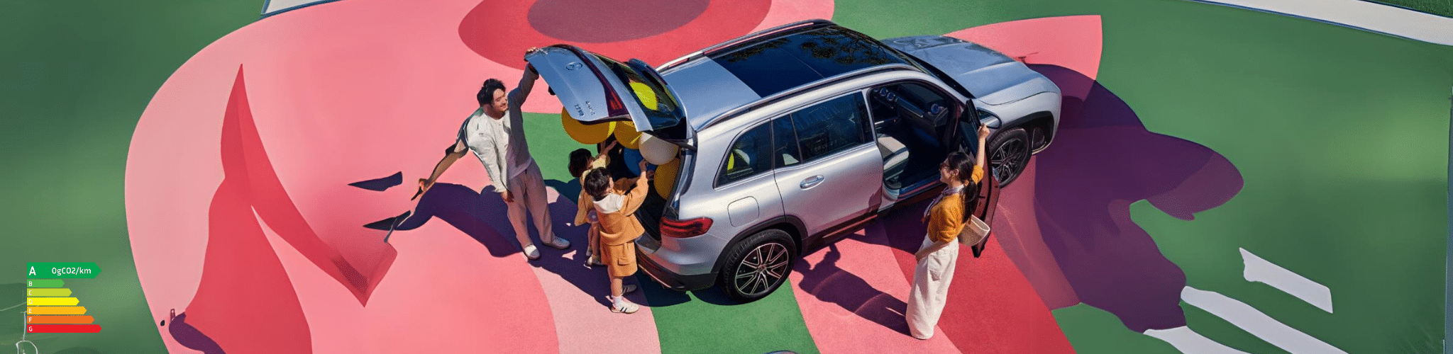 Vue de dessus d'une famille préparant ses bagages autour d'un SUV Mercedes-Benz
