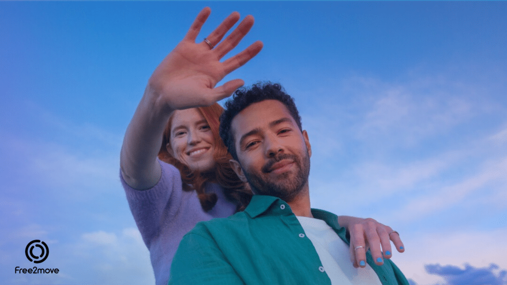 Couple souriant en selfie — service d'autopartage Free2move à Alès