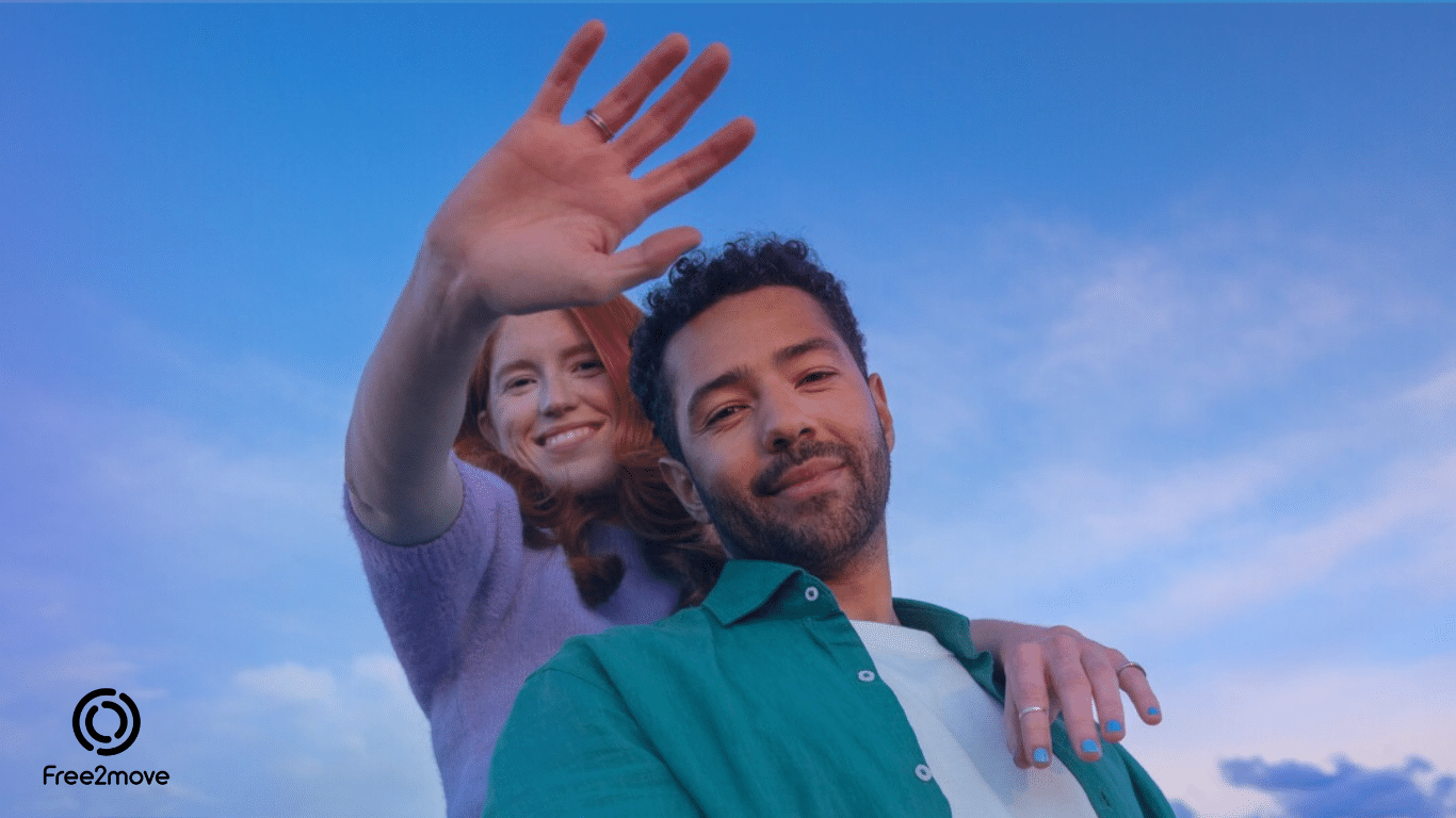 Couple souriant en selfie — service d'autopartage Free2move à Alès