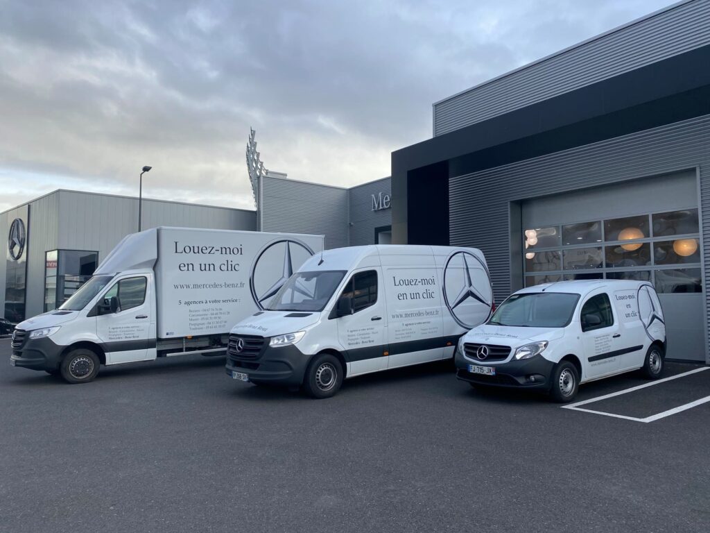 Utilitaires Mercedes-Benz de location devant une concession — Louez-moi en un clic