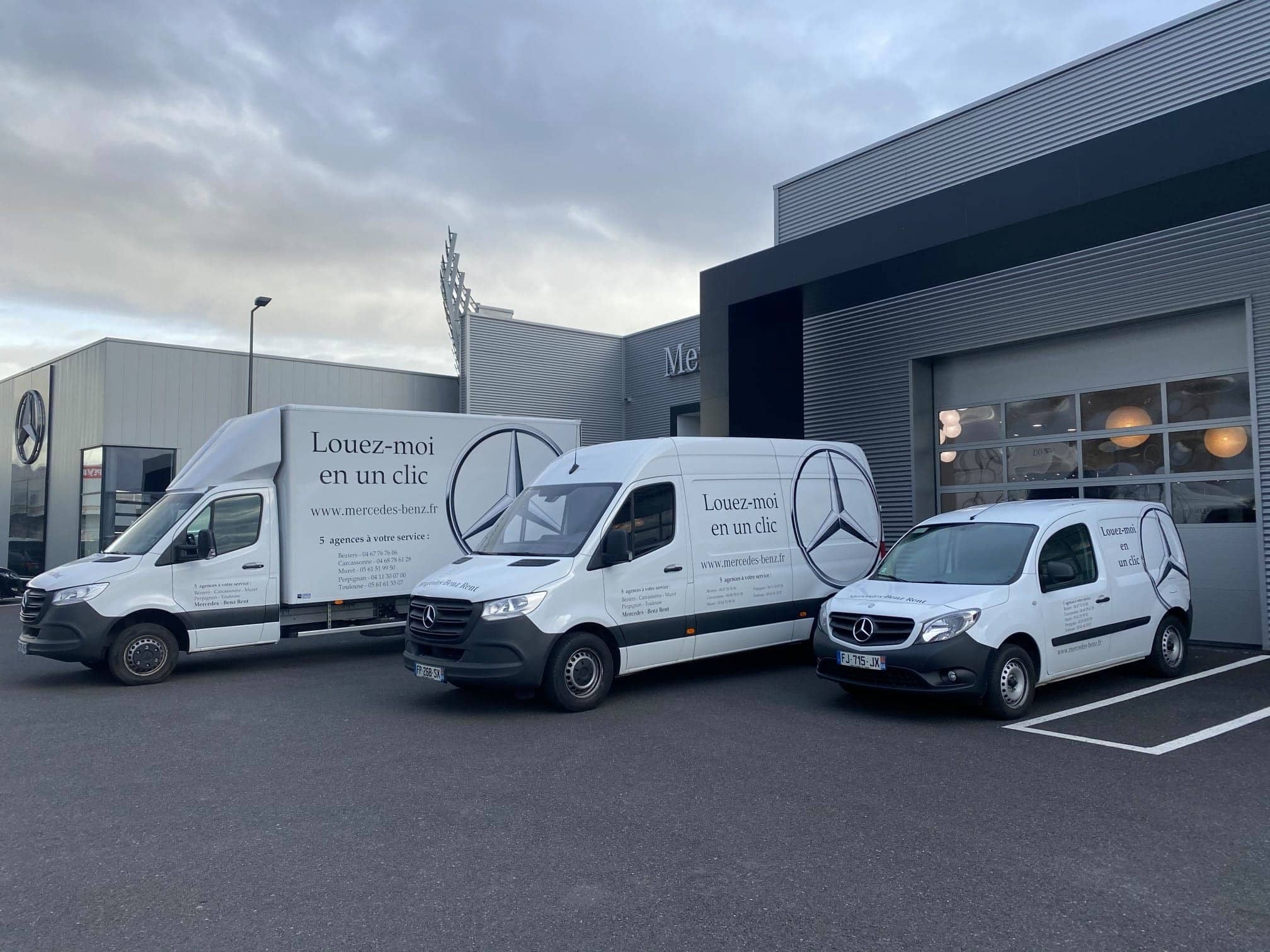 Utilitaires Mercedes-Benz de location devant une concession — Louez-moi en un clic