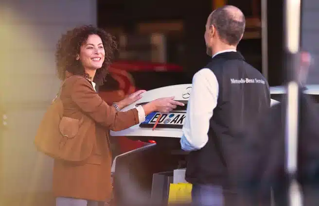 Cliente accueillie au service après-vente Mercedes-Benz